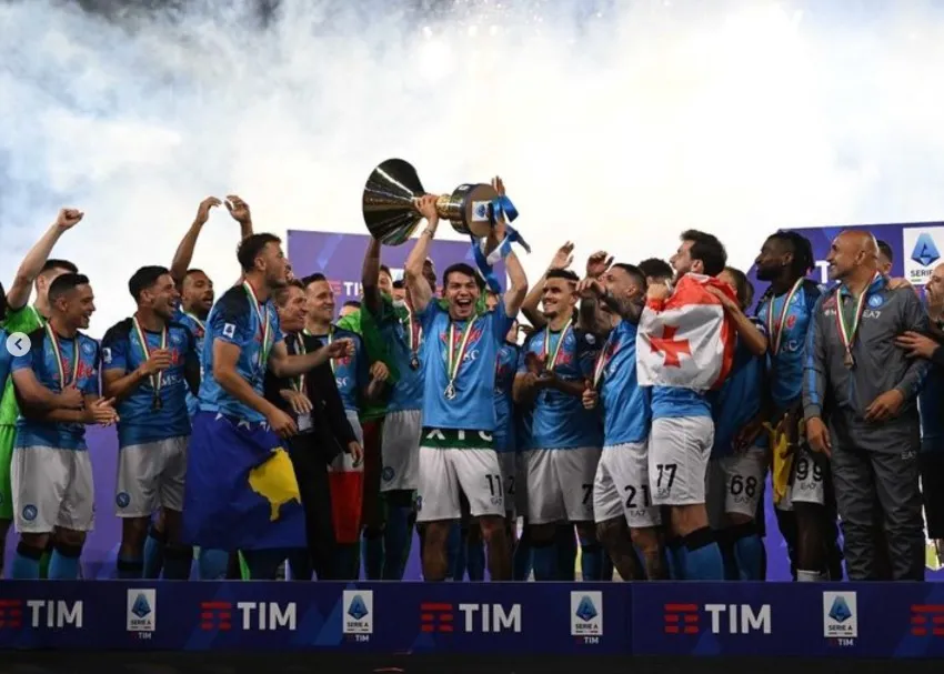 @hirvinglozano Lozano tras ganar la Serie A con Napoli