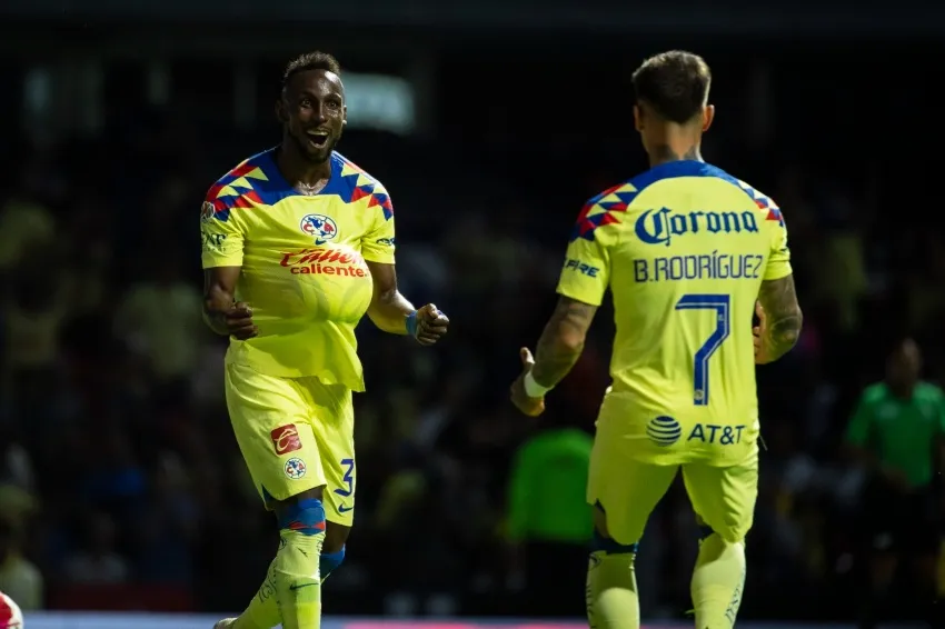 MIGUEL PONTÓN Quiñones en celebración de gol con América