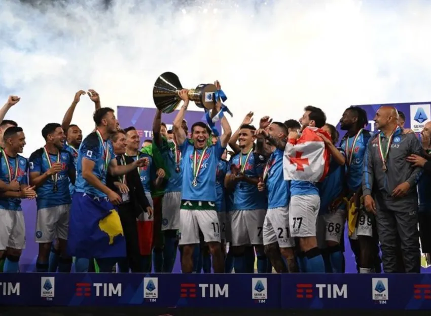 @hirvinglozano Chucky Lozano, campeón con el Napoli