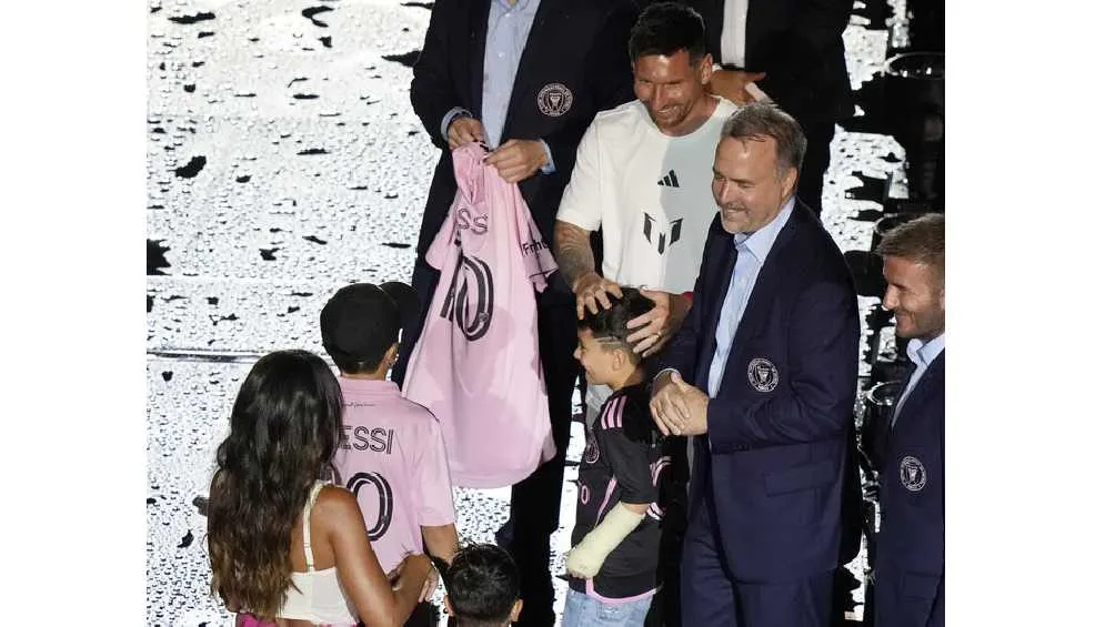 AP La familia del futbolista también estuvo presente