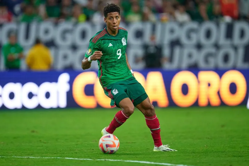 MEXSPORT Ozziel Herrera en un juego del Tri