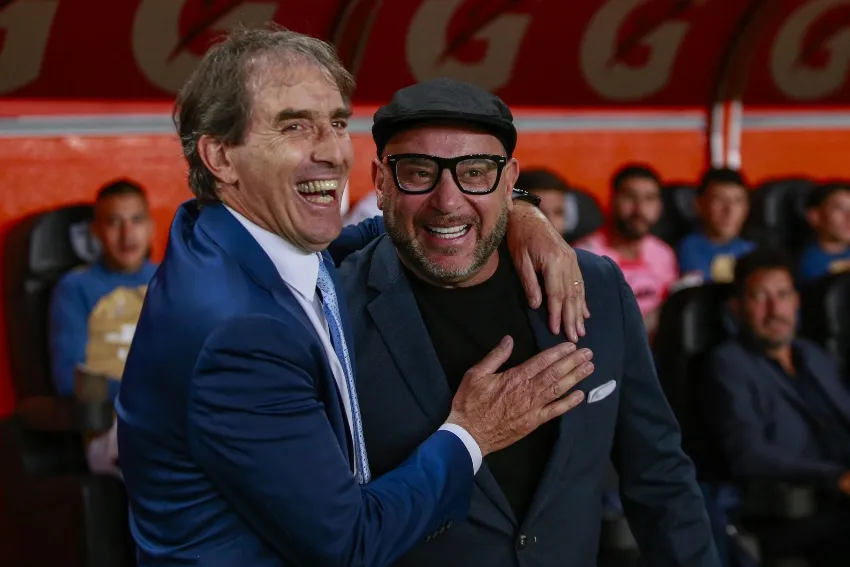 MEXSPORT Almada en el juego vs Pumas junto al Turco