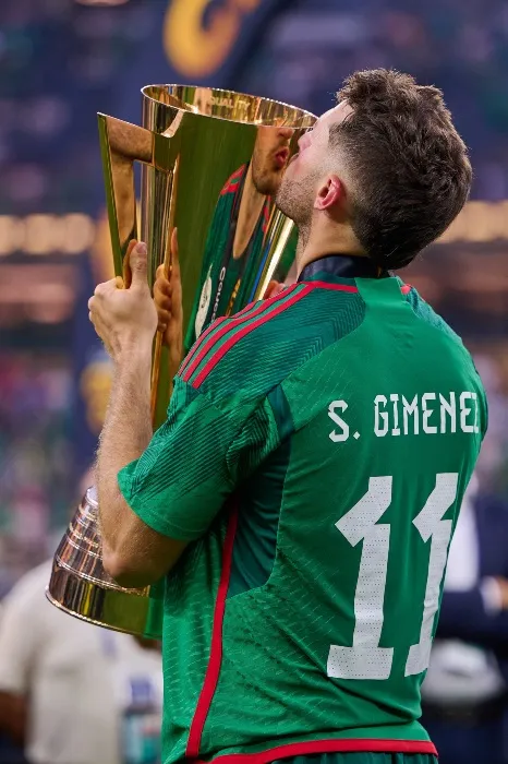 MEXSPORT Santiago Giménez con el trofeo de la Copa Oro