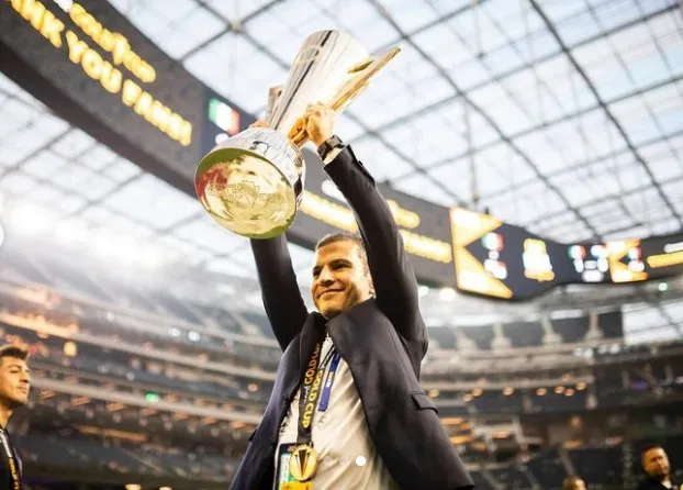 Instagram @jaimelozano21 Jaime Lozano con el trofeo de la Copa Oro