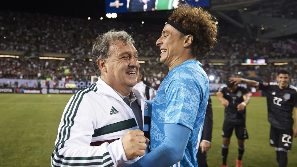 MEXSPORT Martino celebra con Guillermo Ochoa