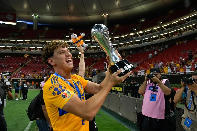 MEXSPORT Igor ganando el título con los Tigres