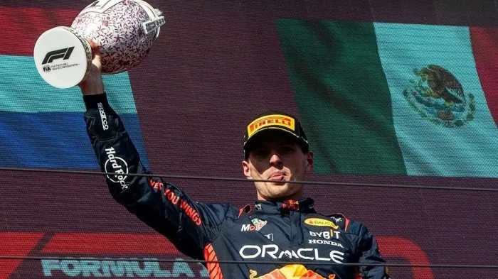 INSTAGRAM @herendporcelain Verstappen con el premio tras la carrera