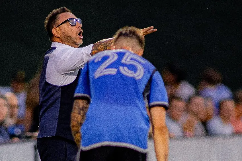 MEXSPORT Turco Mohamed en un juego de Pumas