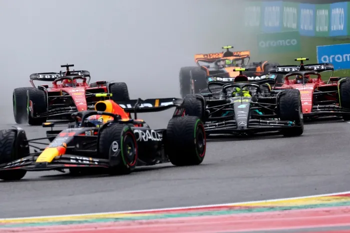 AP Checo Pérez y Hamilton durante la carrera Sprint