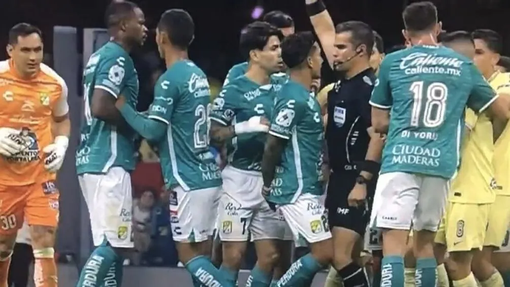 FOTO TOMADA DEL VIDEO Momento del rodillazo de Hernández