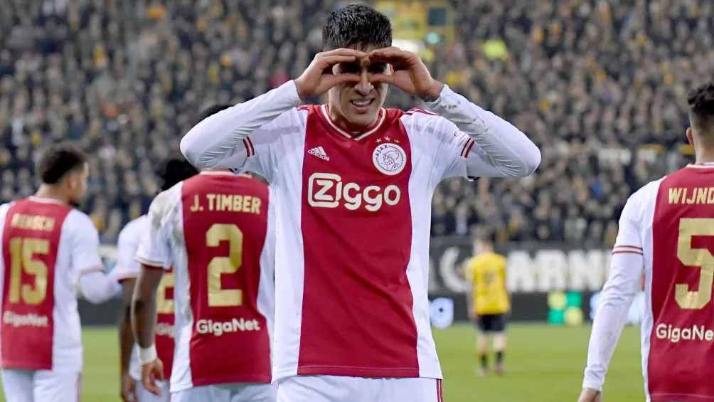 TWITTER: @Ajax Edson Álvarez celebra un gol con el Ajax
