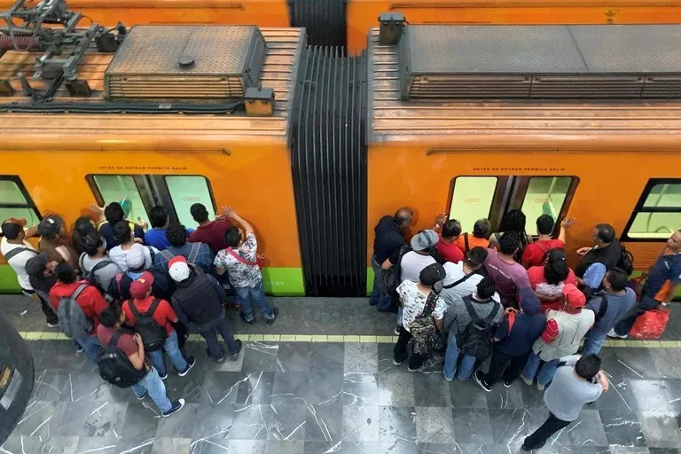 AP El metro de la CDMX durante una mañana