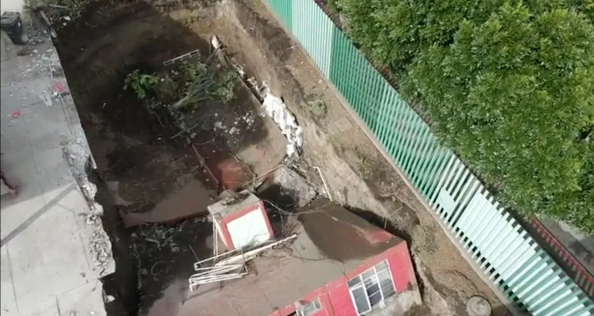 CAPTURA DE PANTALLA | @RuidoEnLaRed Gimnasio cayó en un socavón
