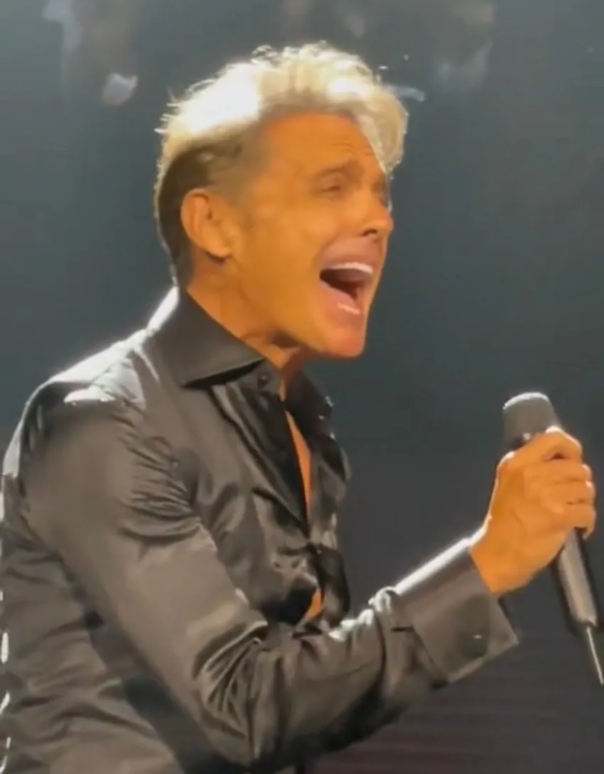 CAPTURA DE PANTALLA: TWITTER 'El Sol de México' interpretando canciones en su concierto