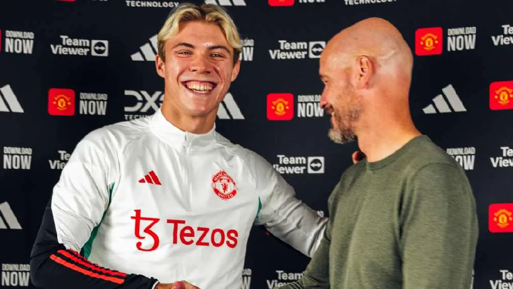 TWITTER @RasmusHojlund10 Erik ten Hag contento con su nuevo jugador