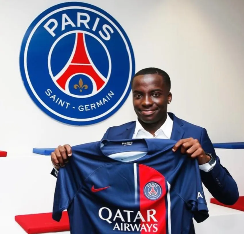 INSTAGRAM: @y.zague Yoram mostrando la playera del PSG