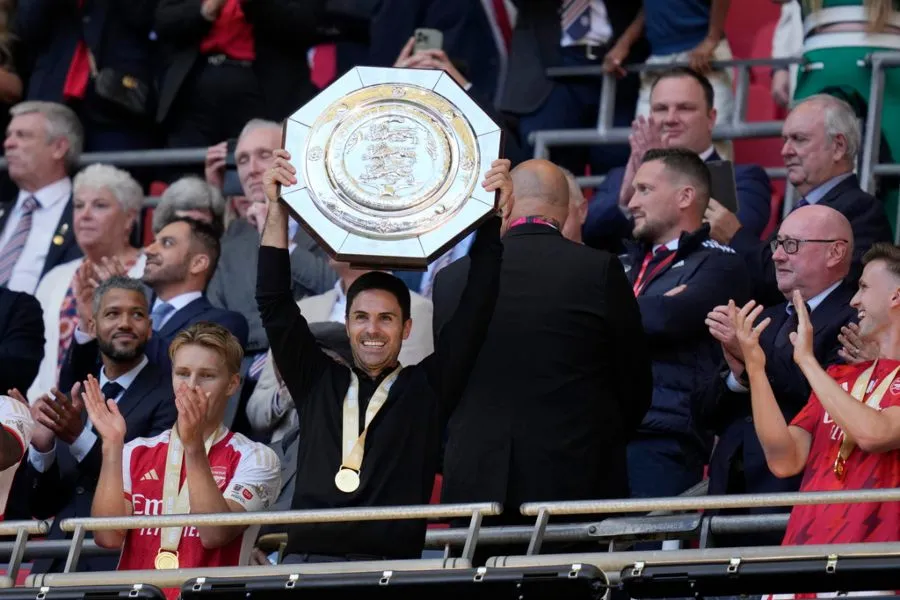 AP Mikel Arteta con la Community Shield