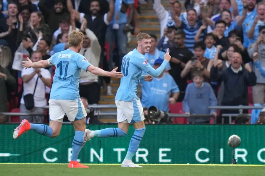 AP Cole Palmer en festejo con Kevin de Bruyne