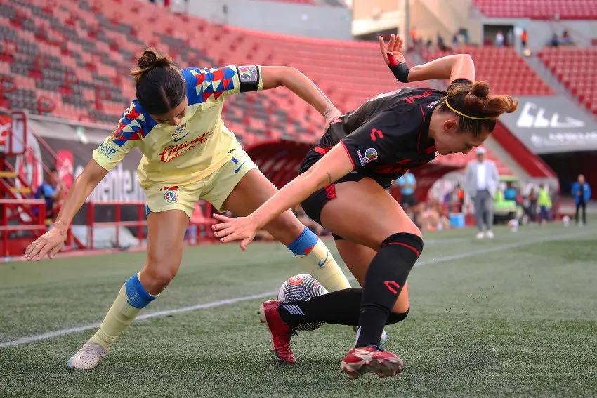 MEXSPORT Duelo por el balón entre jugadoras