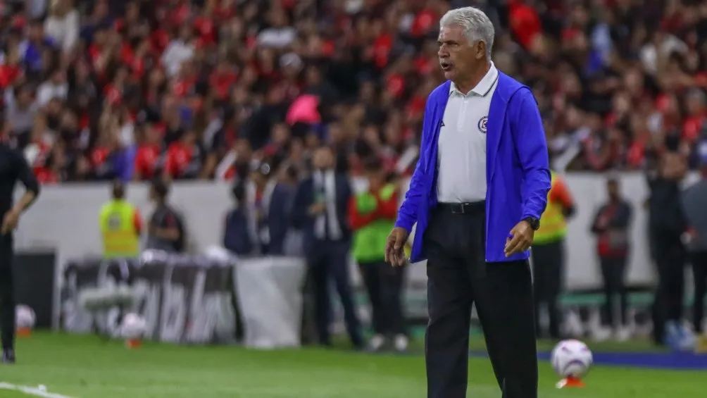 MEXSPORT Tuca Ferretti dirigiendo a Cruz Azul