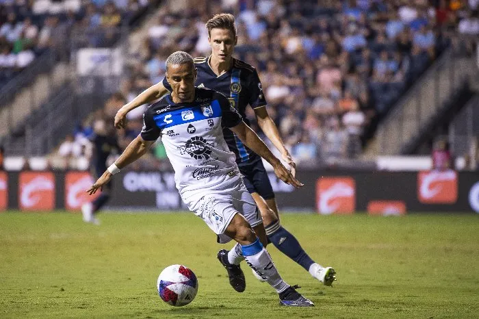 MEXSPORT Querétaro disputando el balón