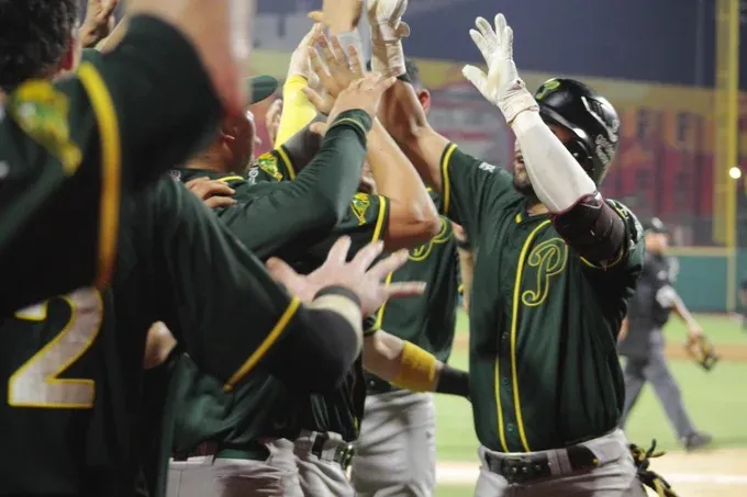 TWITTER @Pericos_Oficial Pericos celebrando el triunfo