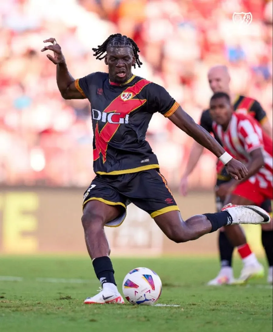 TWITTER: @rayovallecano Randy Nteka en su gol de penalti