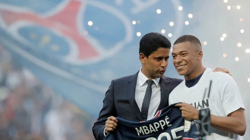 AP Mbappé y Al-Khelaifi en su renovación la temporada antepasada