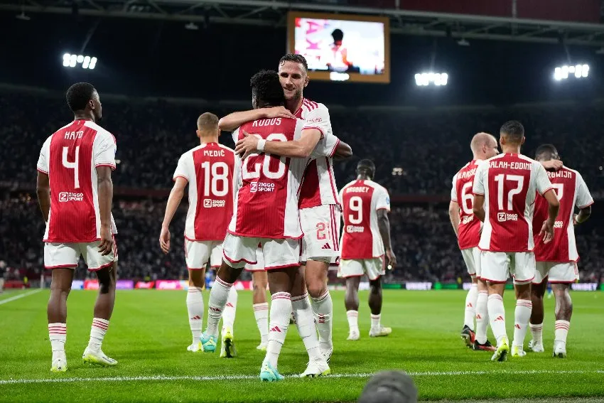 @AFCAjax Ajax en celebración de gol ante Heracles
