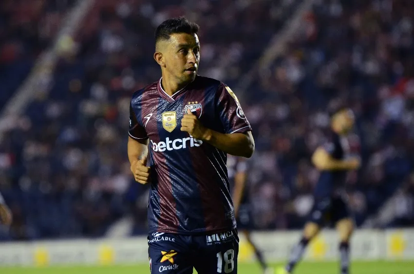 MEXSPORT Hobbit Bermúdez en un partido de Atlante