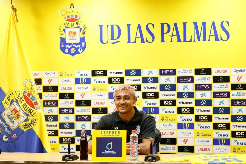 @UDLP_Oficial Araujo en su presentación con Las Palmas