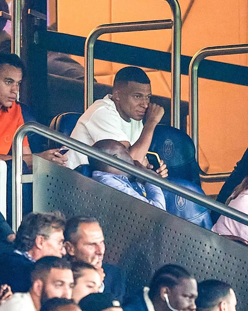 @brfootball Mbappé en el juego del PSG en las gradas