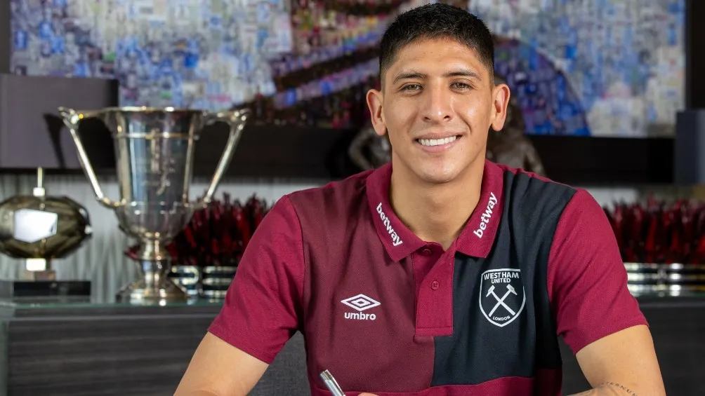 WEST HAM Álvarez firmando con el equipo inglés