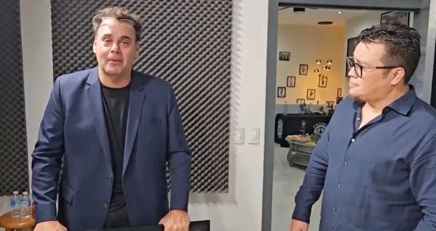 @Faitelson_ESPN Franco Escamilla le regala jersey de Pelé a Faitelson