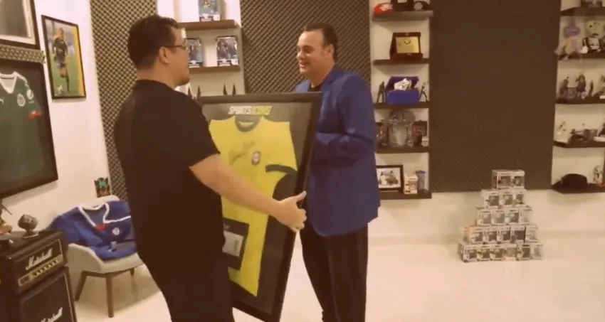 @Faitelson_ESPN Franco Escamilla le regala jersey de Pelé a Faitelson