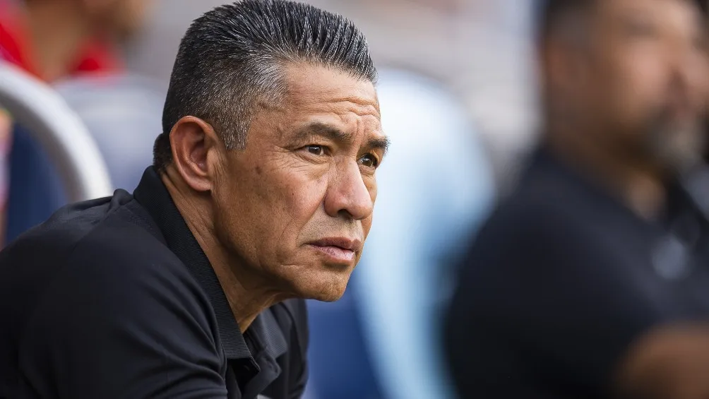 MEXSPORT Ignacio Ambriz observando el partido