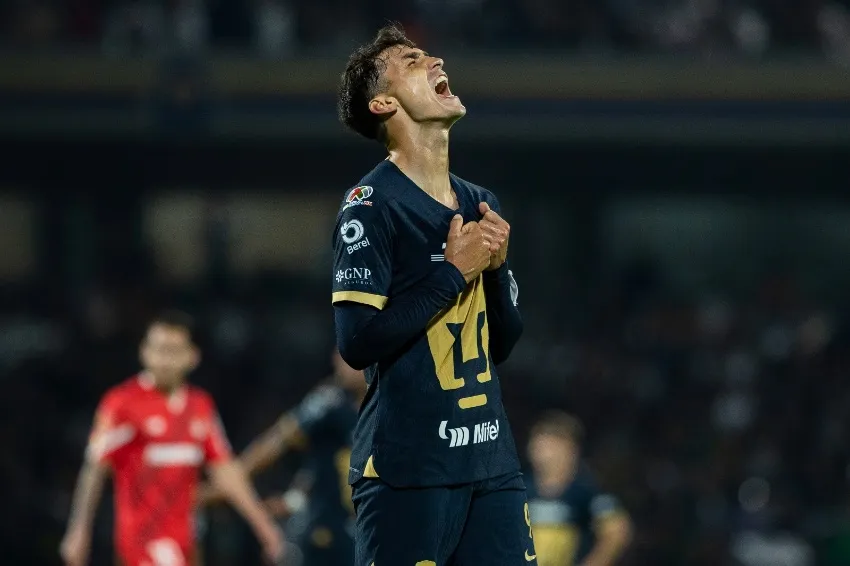 MIGUEL PONTÓN Dinenno con el uniforme azul y oro