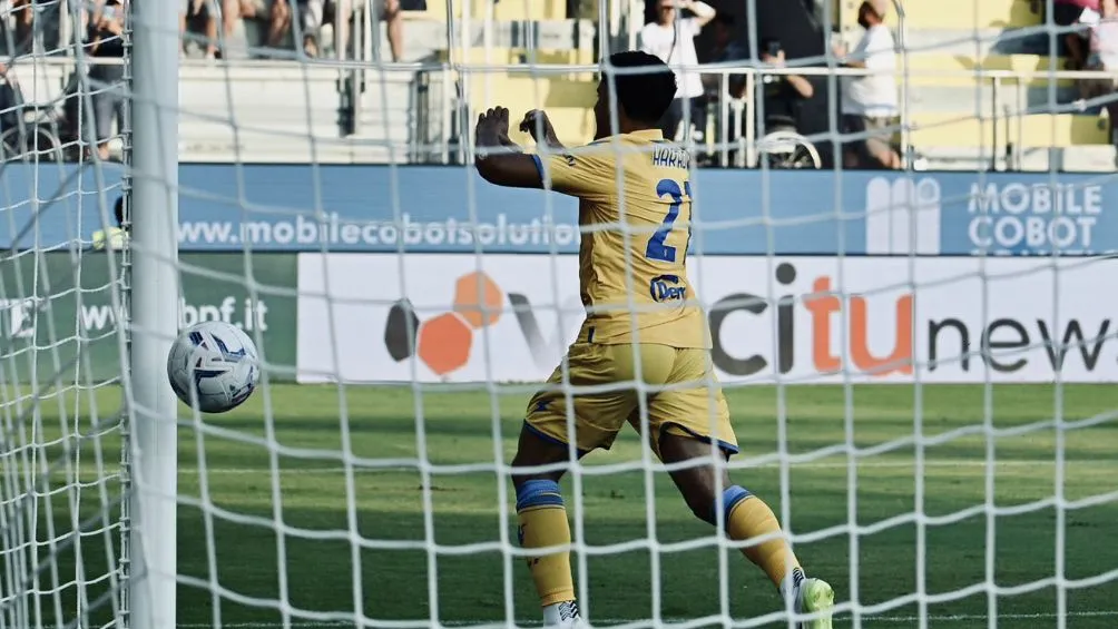 TWITTER: @Frosineno1928 Harroui celebra el gol de Frosinone