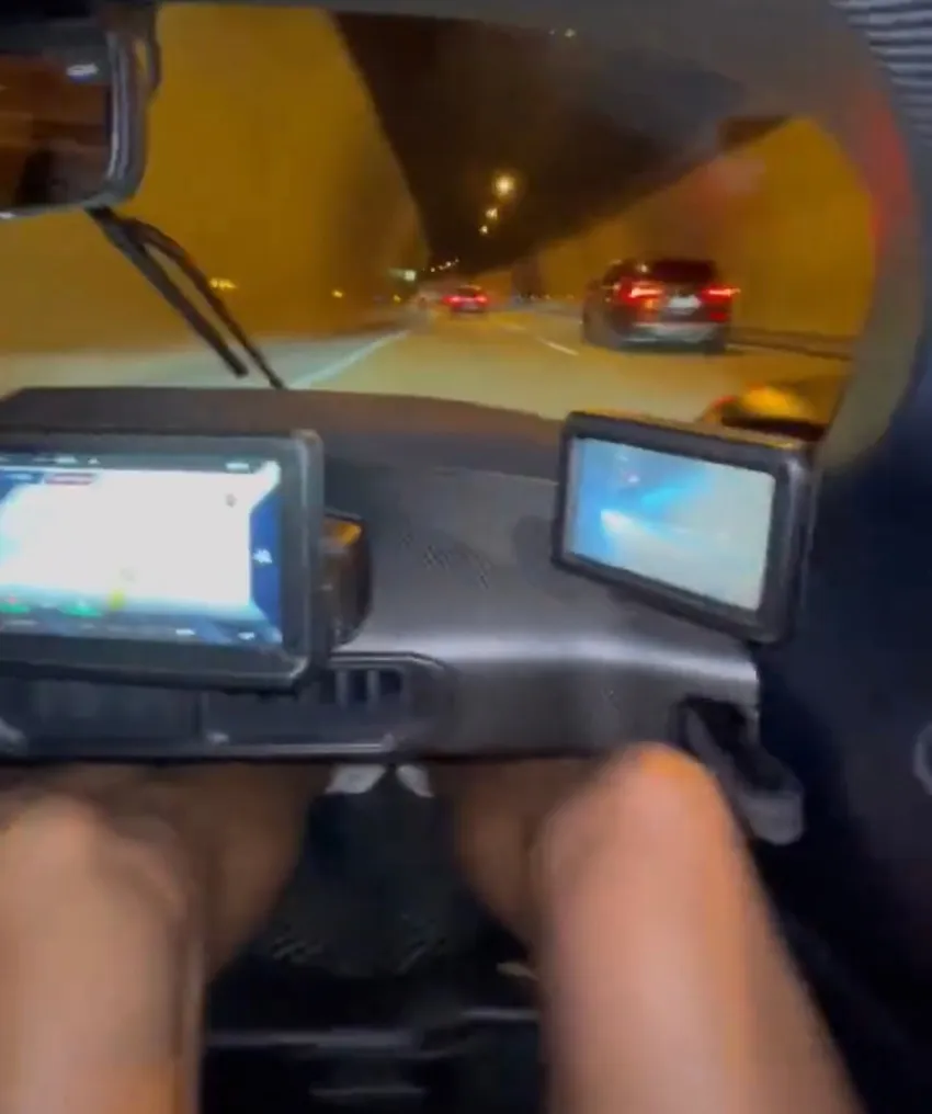 CAPTURA DE PANTALLA: TWITTER Interiores del Aston Martin