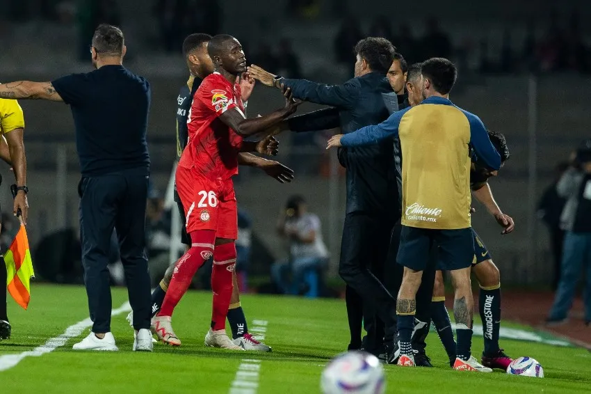 MIGUEL PONTÓN Andrés Mosquera en el conato de bronca entre Pumas y Toluca