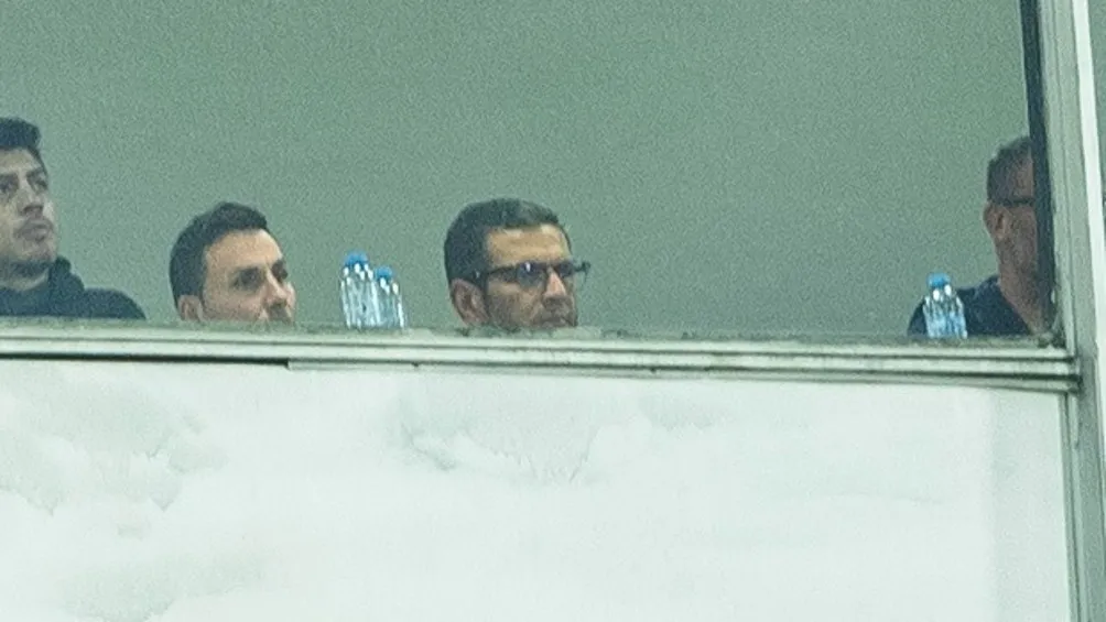 MIGUEL PONTÓN Jaime Lozano observando el partido de Pumas