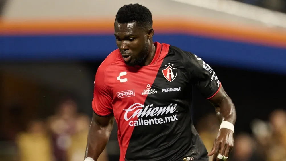 MEXSPORT Jordy Caicedo disputando un partido