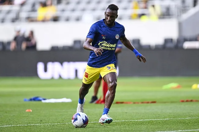 MEXSPORT Julián Quiñones durante un calentamiento