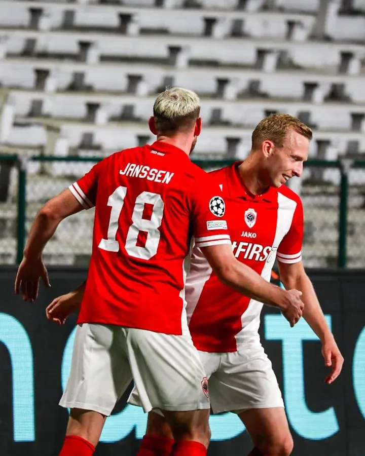 TWITTER @official_rafc Vincent Janssen celebrando el gol