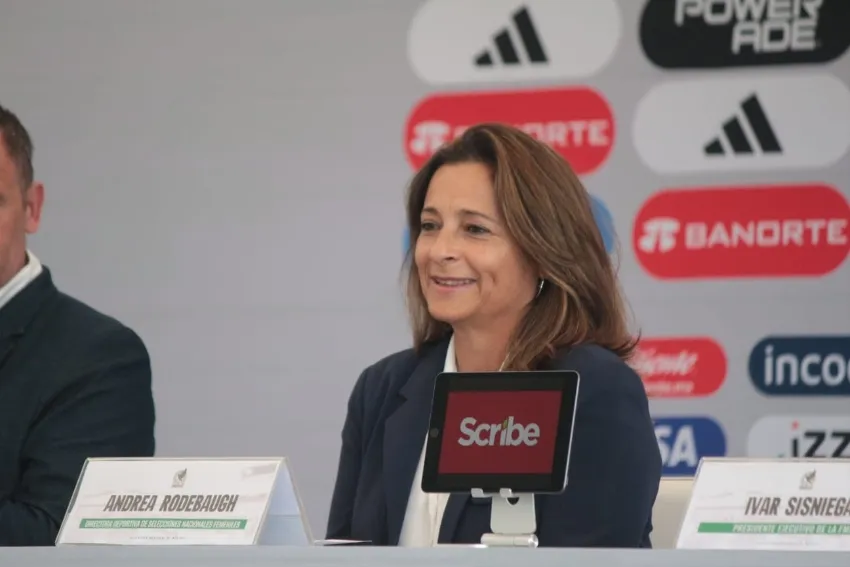 JULIÁN VÁZQUEZ Andrea Rodebeaugh en conferencia de prensa de la FMF