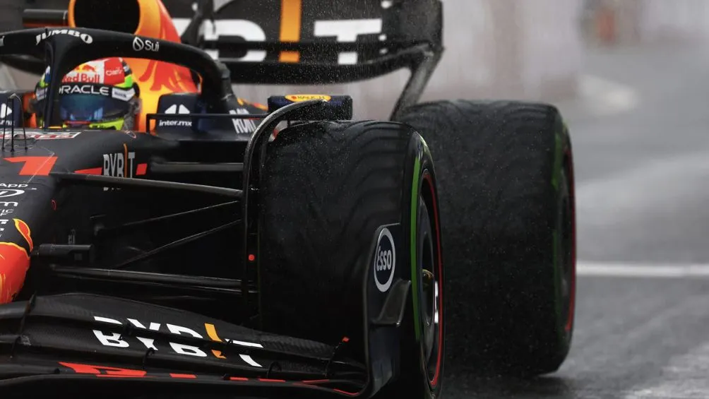 TWITTER: @SChecoPerez El 11 de Red Bull con neumáticos intermedios