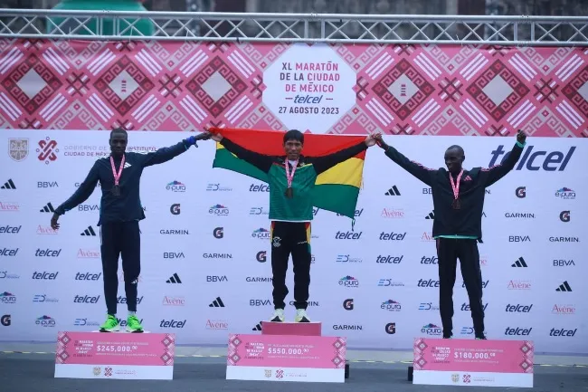 Miguel Pontón Héctor Garibay en el podio de triunfadores