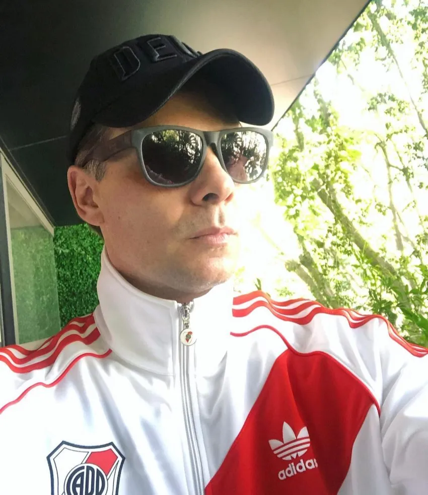 INSTAGRAM: @cmartinolimx Christian con sudadera de River Plate