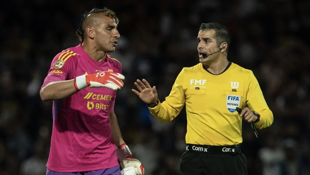 MIGUEL PONTÓN Nahuel junto al árbitro Hernández