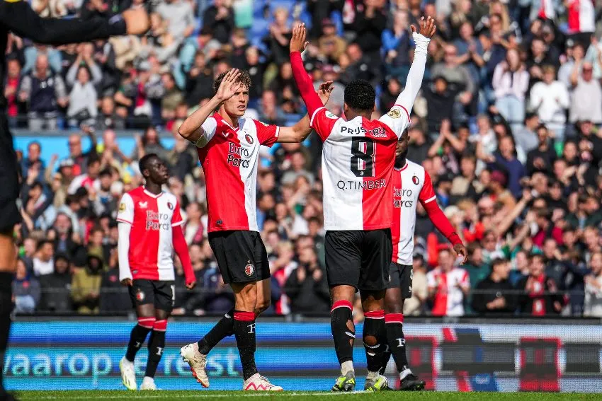 @Feyenoord Timber en celebración de gol